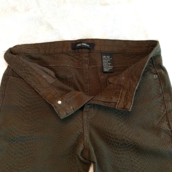 Joe Fresh, greenish/brown jeans with raised snake skin type pattern. Size:28(6) - Picture 4 of 6